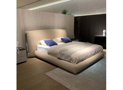 Modern beige Duebelbett Designer Bett Schlofkummer Miwwelen Holzgestell