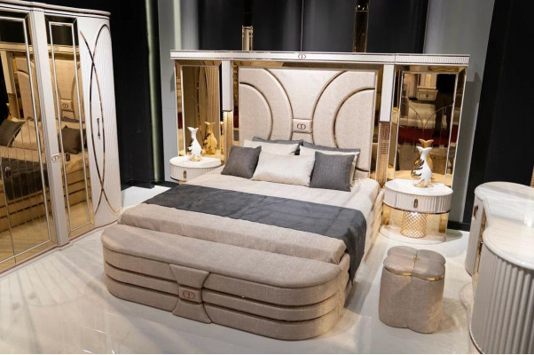 Schlofzëmmer Set Bett 2x Nuetsdëscher Hocker Luxus nei 5-Deel Design Holz