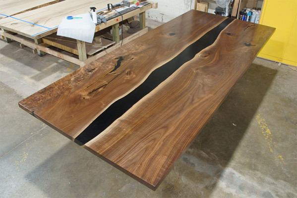 Iessdësch Dëscher Epoxidharz massiv Miwwelen Epoxy Dësch Waasserfall echt Holz