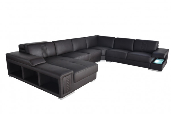 Wunnambiance mat engem U-fërmege Designer-Ecksofa.