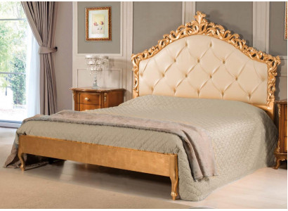 Neit luxuriéist Chesterfield-Doppelbett mat geschnëtzten Kopfdeel.