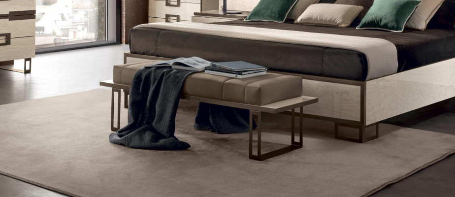 Hocker Fousshocker Bäizellhocker Ottomane Chaiselounge Sëtzbank Italien Miwwelen