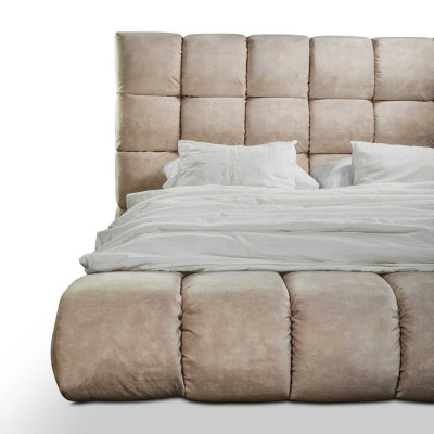 Luxuriéist Plüschbett am Schlofkummer grouss handlech Designerbett Neit dobannen