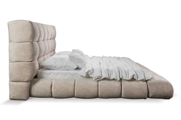 Luxuriéist Plüschbett am Schlofkummer grouss handlech Designerbett Neit dobannen