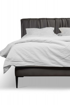 Grousbett mat Këssen, Bettkästen Design, elegante Stoffbett.