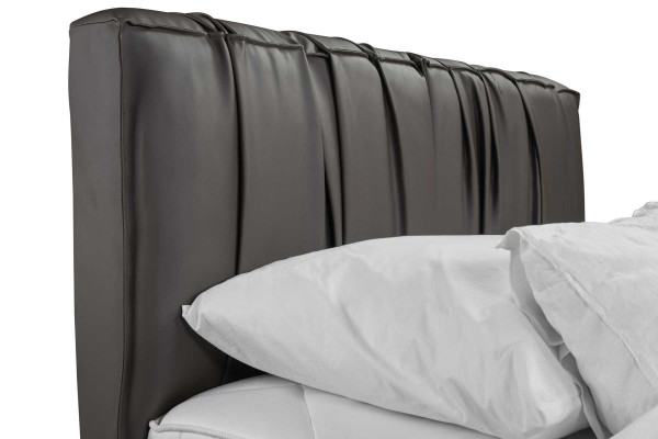 Grousbett mat Këssen, Bettkästen Design, elegante Stoffbett.