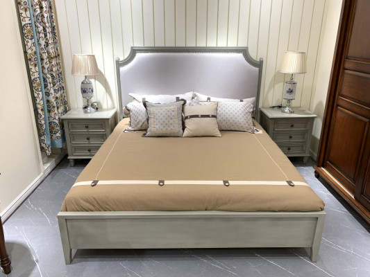 Premium-Schlofkummersäit: Bett an Nuetsdëscher aus Naturholz a Gro.