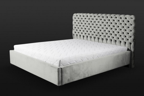 Gro Bett am Chesterfield-Stil Klassesch Schlofzëmmermoubel-Design Elegante Stoff