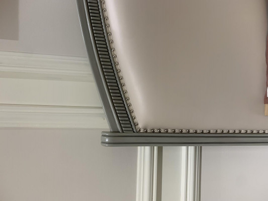 Prämioum Duebelbett am klasseschen Design a Gro mat beie Liederopferttaunng.