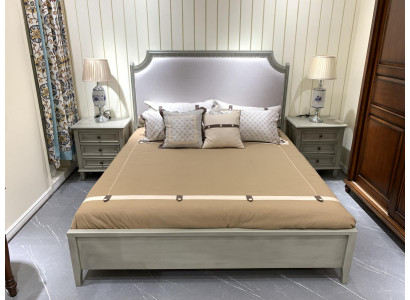 Premium Duebelbett am klassesche Design a Gro mat wäisser Lederausstattung