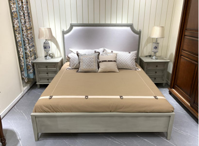 Premium Duebelbett am klassesche Design a Gro mat wäisser Lederausstattung