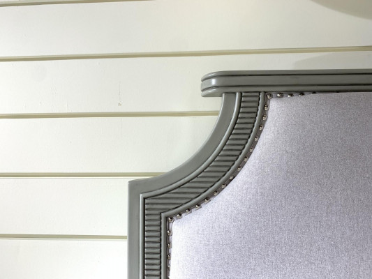 Premium Duebelbett am klassesche Design a Gro mat wäisser Lederausstattung