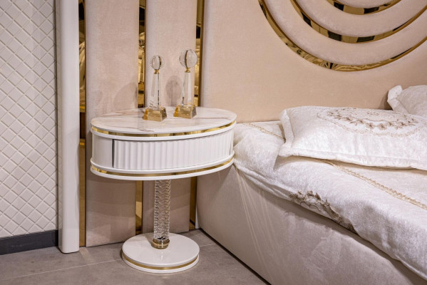 Moderne Schlofkummer Set Bett + 2x Nuetsdëscher Design Miwwelen 3 Deeler Nei