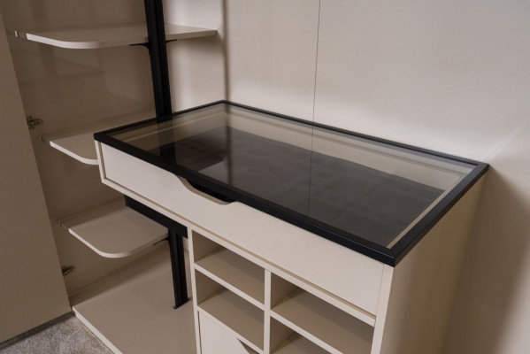Kleederaschaf Schief Schaf Design Holz Schlofkummer Modern Miwwelen