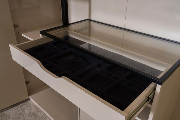 Kleederaschaf Schief Schaf Design Holz Schlofkummer Modern Miwwelen