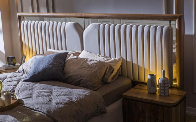Luxus Schlofzëmmer Set Bett + 2x Nuetsdëscher Holz Komplett Modern