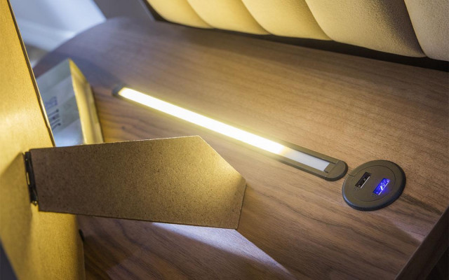 Luxus Schlofzëmmer Set Bett + 2x Nuetsdëscher Holz Komplett Modern