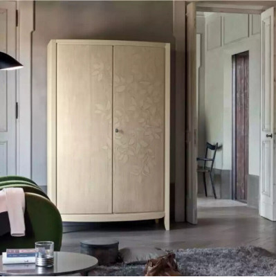 Kleederschaaf Schlofzëmmer Holz Klassesche Schaf Miwwelen Schief