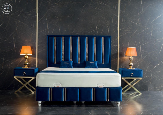 Saphirblo Bett vum Designer mat Nuetsdëscher op vergëllten Stolbeen.