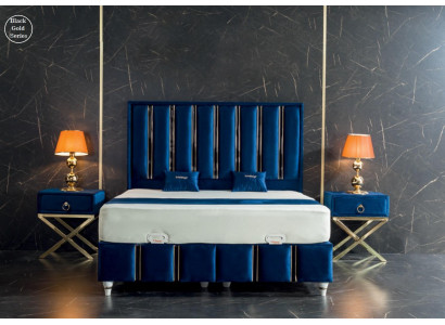 Saphirblo Bett vum Designer mat Nuetsdëscher op vergëllten Stolbeen.