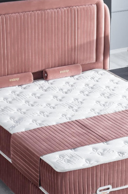 Schlofzëmmer Set Rosa Metallbett Stil 2x Nuetsdëscher Modern Nei 3tlg.