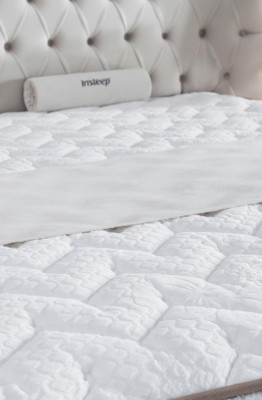 Schlofzëmmer Set Wäiss Boxspring Bett Chesterfield Elegantes 2x Nuetsdëscher 3tlg.