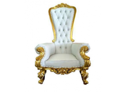 E bëschte, wäissen, verziichten Still am Barock- an Chesterfield-Stil mat Elementer vum Chesterfield-Stil.