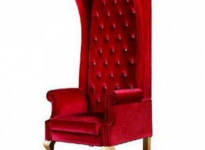 De Voltaire-Stull ass e beandrockend Beispill fir de klasseschen englesche Stil an engem satten Rouden.