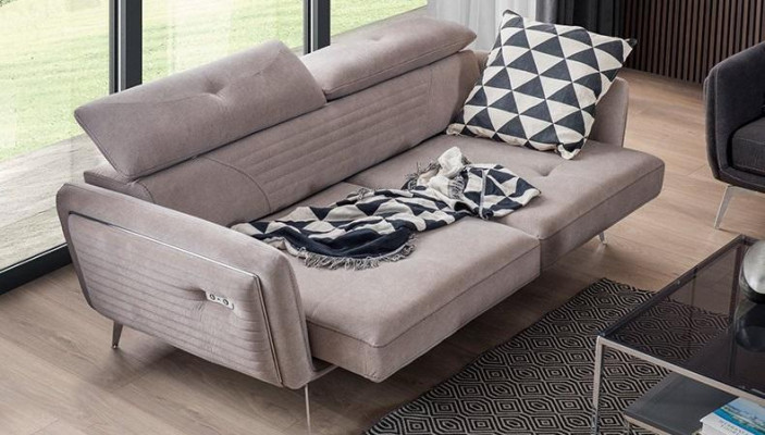 Luxuriéis, modëscht Zweisëtzersofa mat Textilpolsterung op héije Been