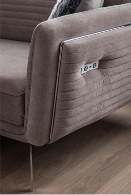 Luxuriéis, modëscht Zweisëtzersofa mat Textilpolsterung op héije Been