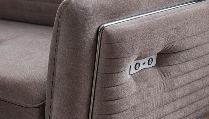 Luxuriéis, modëscht Zweisëtzersofa mat Textilpolsterung op héije Been