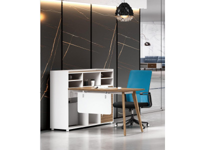 Luxuriéisen Holzbürosdësch am modernen Design a hellen Faarwen.