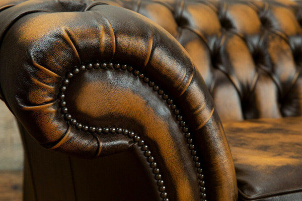 Edler Chesterfield Braunener Dräsitzer Luxus Polster Couchen Designer Sofasen
