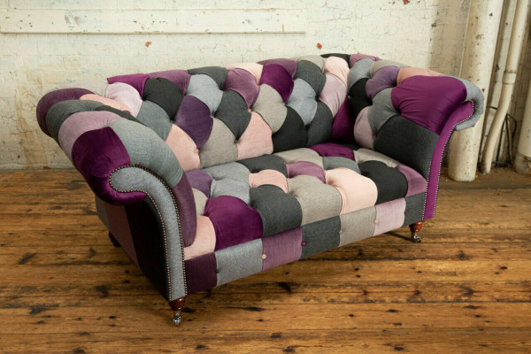 Chesterfield 2 Sëtzer Sofa Textil Couch Polster Design Faarweg Sofas
