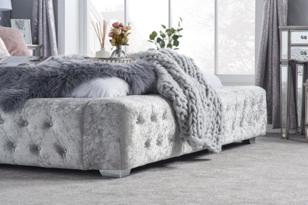 Grouse Chesterfield Bett mat héijer Kappbreet Designer Duebelbett