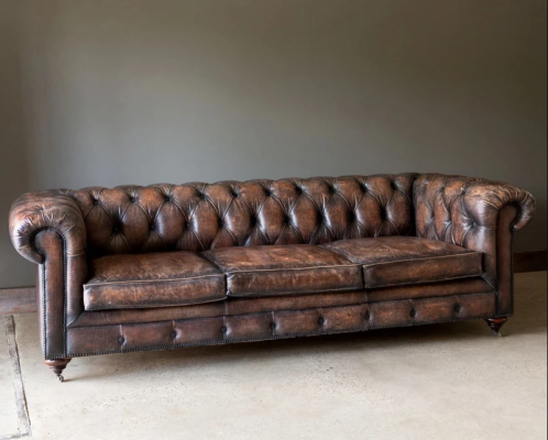 Braune Chesterfield 3-Sëtzer Lieder Sofa Canapé Englëschen Stil Miwwelen