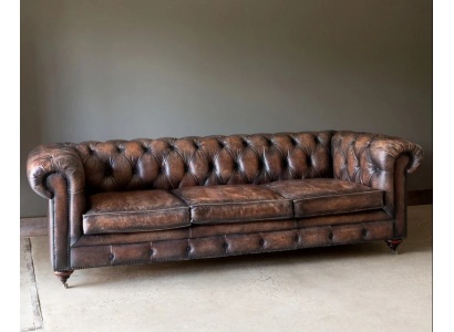 Braune Chesterfield 3-Sëtzer Lieder Sofa Canapé Englëschen Stil Miwwelen