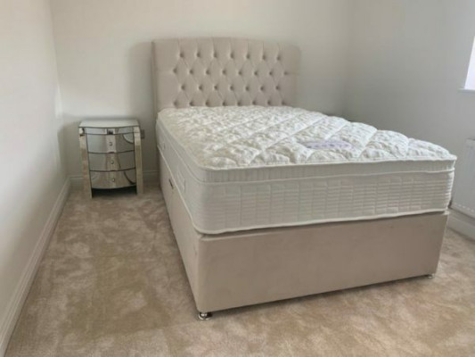 Grousst béiges Chesterfield Duebelbett Luxus Modern Better