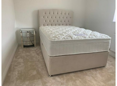Grousst béiges Chesterfield Duebelbett Luxus Modern Better