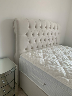 Grousst béiges Chesterfield Duebelbett Luxus Modern Better