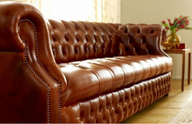 Braune Chesterfield Dräisëtzer Designer 3-Sëtzer Sofa Stilvoll Couch