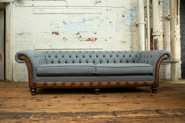 Chesterfield Liederfotell Stoffsofafotell Sofa Kanapee Polster Wunnzëmmer Moossufäerdegung