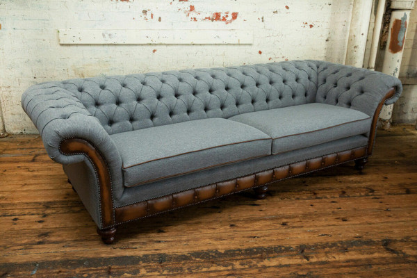 Chesterfield Liederfotell Stoffsofafotell Sofa Kanapee Polster Wunnzëmmer Moossufäerdegung