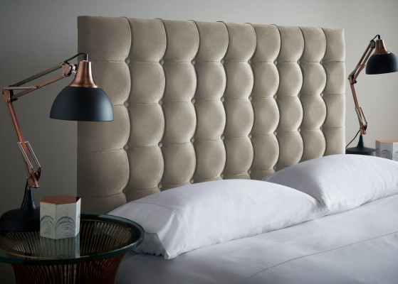 Grouss Luxus Chesterfield Duebelbett gepolstert Schlofkummer Bett