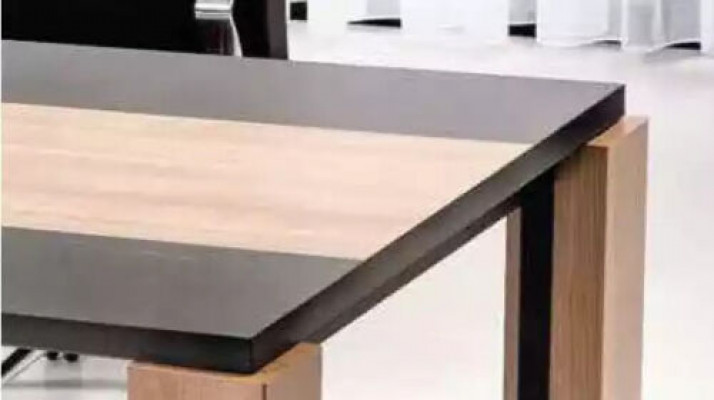 Héichwäerteg Konferenztische fir effizient Bespriechungen a Meetings.