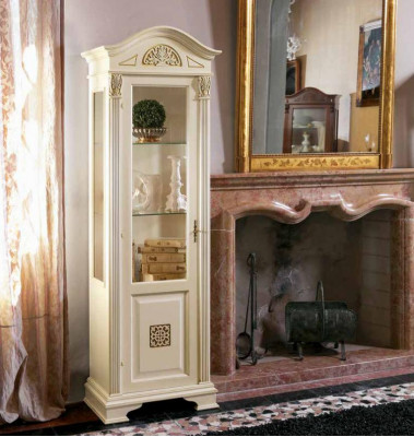 Elegante Barock-Glasvitrinn mat filigranen Verzierungen