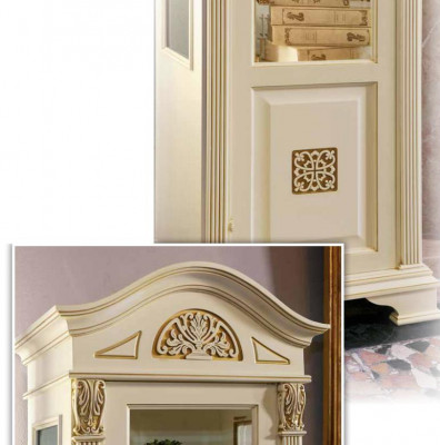 Elegante Barock-Glasvitrinn mat filigranen Verzierungen