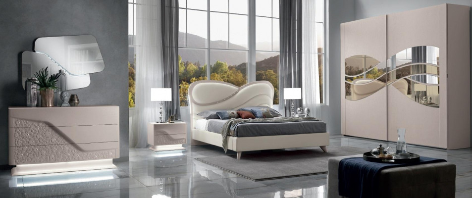 Schlofkummer Set 5-Deeler Luxus Bett 2x Nuetsdësch Kommode Kleederschaf Holz Nei