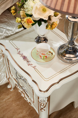 Elegant Luxus Nuetsdësch mat wäiss-gëllener klassescher Handwierksaart