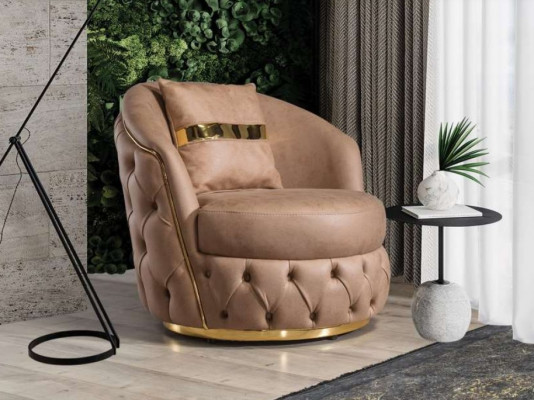 E e luxuriéise, modernen Fotell an engem hellen Beige Faarftoun vu Chesterfield
